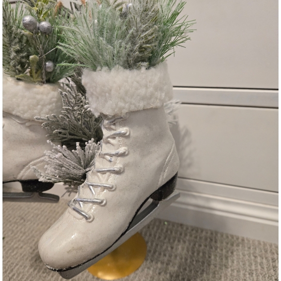 2 WHITE GLISTENING ICE SKATE CHRISTMAS HOLIDAY ORNAMENT W/WHITE FAUX FUR - Picture 4 of 8